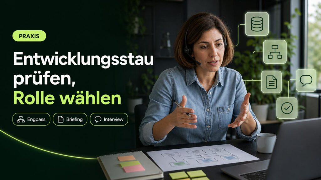 Eine Produktverantwortliche prüft einen Entwicklungsstau am Arbeitsplatz; Symbole für Daten, Abläufe, Briefing und Interview begleiten die Szene.