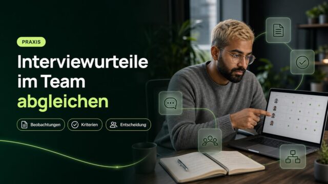 Eine Produktverantwortliche gleicht am Arbeitsplatz Interviewnotizen mit ihrem Auswahlteam ab; Symbole stehen für Dokumentation, Kriterien und Abstimmung.